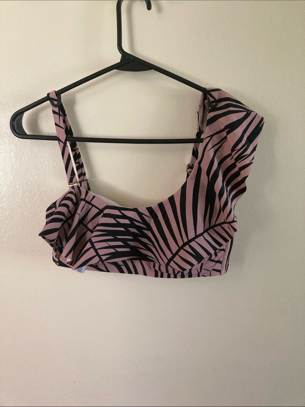 One-Shoulder Palm-Print Bikini Top in Light Pink and Black